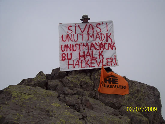 3400 metre rakımlı zirve'de Sivas anması