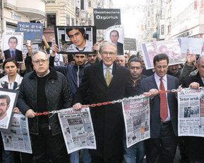 Gazeteciler "Özgürlük" için yürüdü