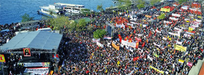 'Eşit yurttaşlık' isteyen Aleviler Kadıköy'e sığmadı