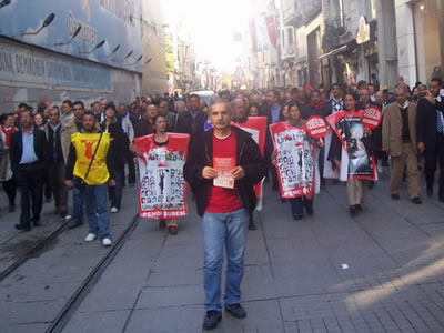 Alevi Bektaşi Federasyonu üyeleri, miting için bildiri dağıttı