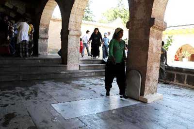 Mezarını ayak altına yaptırdı