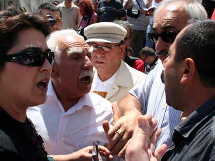 İki protestocu grup arasında mikrofon krizi