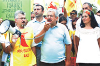 Aleviler eylemde bakanlar cemevinde