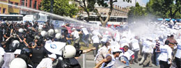 Belediye işçilerine polis saldırdı