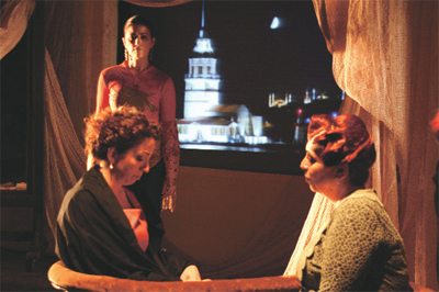 Tartışmalı tiyatro oyunu ertelendi