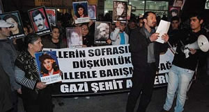 Gazi'de Polis Yemeğine, Yakınlarını Kaybeden Ailelerden Tepki