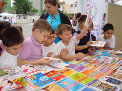 Tuncelili öğrenciler kitap bekliyor