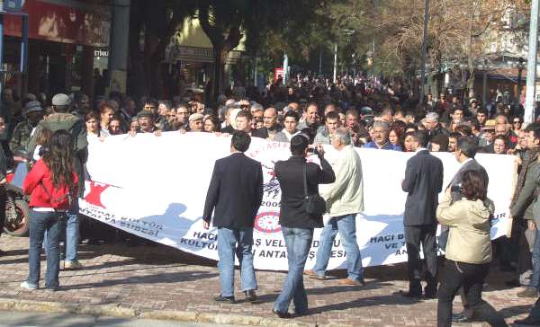 Antalya'da Alman Konsolosluğu'na Siyah Çelenk