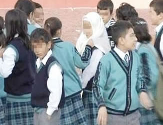 Türbanlı ilköğretim öğrencisi okula girdi