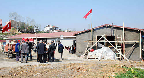 Ümraniye Cemevi'nin duvarı yıkıldı