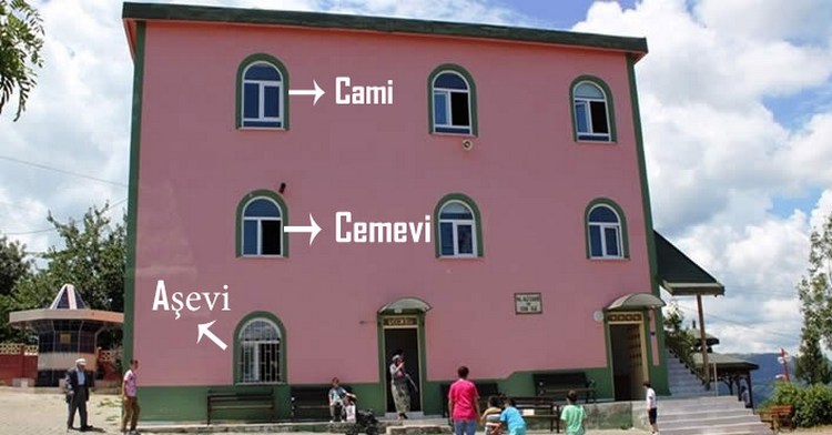 Minaresiz Camiye benzeyen Cemevleri ve Alaca 'Dedeler'