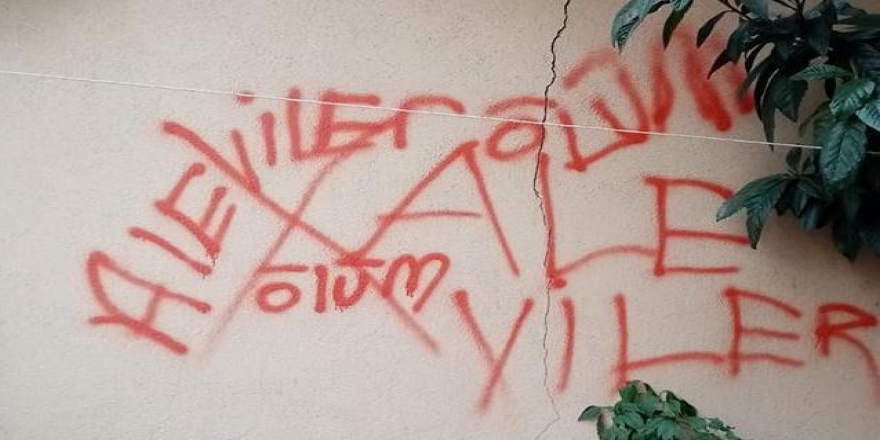 Apartmanın duvarına ‘Alevilere ölüm’ yazılarak çarpı işareti konuldu
