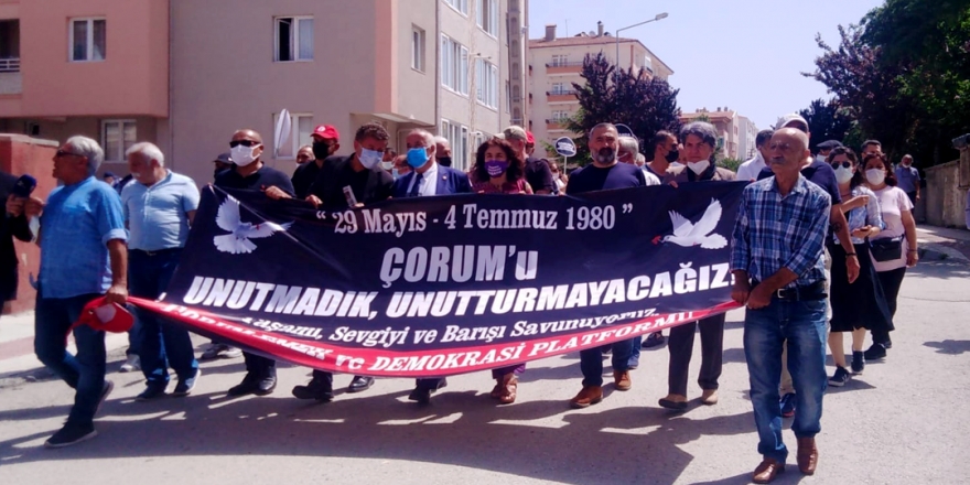 Çorum Cemevi’nde toplanan kitle meydana doğru yürüyor