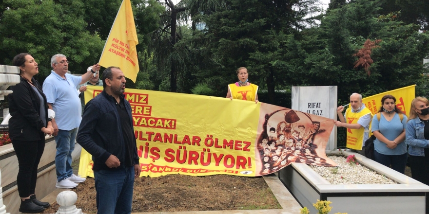 PSAKD üyeleri Sivas’ta katledilen Asım Bezirci’nin mezarına karanfil bıraktı