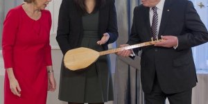 Gauck'a Alevilerin simgesel enstrümanı bağlama hediye edildi
