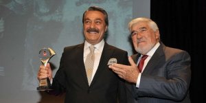 Kadir İnanır'ın Onur Ödülü aldığı törende ‘Kürdistan’a özgürlük’ pankartı