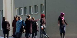 Türbanlı liseliler okulun bahçesinde rahatlıkla geziyor