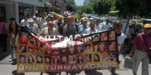 Sivas katliamı Adana'da yürüyüşle protesto edildi