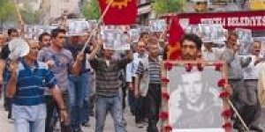 Poster indirmeye protesto