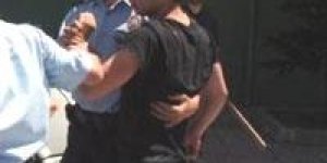 Sarılarak oturan gençler karakolluk oldu