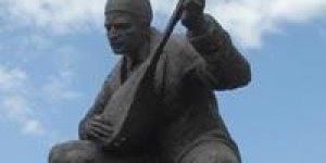 Takkeli Aşık Veysel heykeli