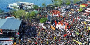 'Eşit yurttaşlık' isteyen Aleviler Kadıköy'e sığmadı