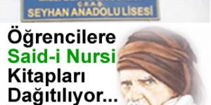 Öğrencilere Said-i Nursi kitapları dağıtılıyor