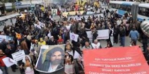 Alevilerin oturma eylemine boyalı saldırı