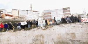 Gazeteci dövenlere 4 ay hapis