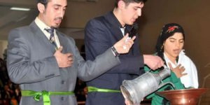 Aleviler masaya oturuyorlar