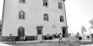 Altı cemevi, üstü cami