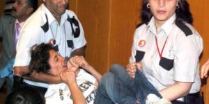 Demirel'e protesto: "Faşist Demirel. Sana postal yakışır"