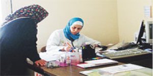 Türbanlı doktor muhabire saldırdı