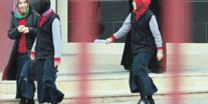 Okul bahçesinde türbanlı öğrenciler