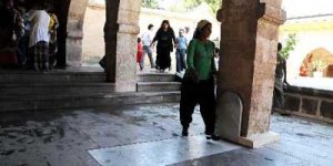 Mezarını ayak altına yaptırdı