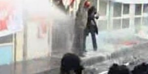 DİSK binasının önünde toplananlara polis saldırdı