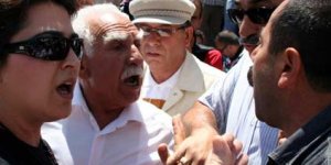 İki protestocu grup arasında mikrofon krizi