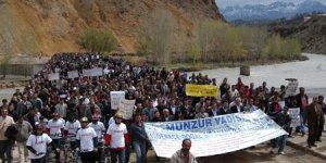 Tunceli'de 5 bin kişi suya taş attı