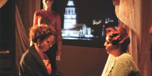 Tartışmalı tiyatro oyunu ertelendi