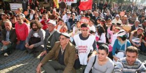 Aleviler İzmir'de oturma eyleminde