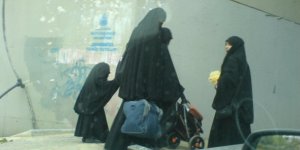 İzmir'de DSP'den kara çarşaf yakma eylemi