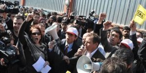 İstanbul'da okuldan atılan liseliler için eylem