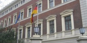 Alman Ard Kanalına Erzurumlulardan Siyah Çelenkli Protesto