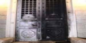 Rum Kilisesi'nin Kapısını Yaktılar