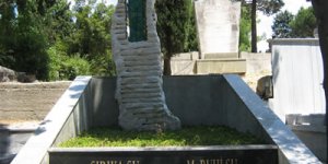 Ruhi SU'nun Mezarına Saldırı