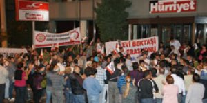 İzmir'de Alevilerden Mehmet Ali Erbil'e yumurtalı tepki