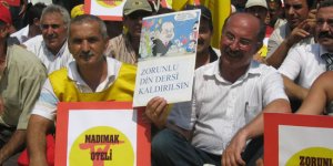 Aleviler zorunlu din derslerine karşı oturuyor