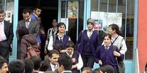 Okula türbanla giren lise öğrencileri!..