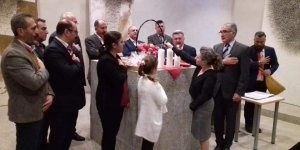 ALEVİLER, FEDERAL ALMANYA PARLAMENTOSU’NDA HIZIR LOKMASI DAĞITTI