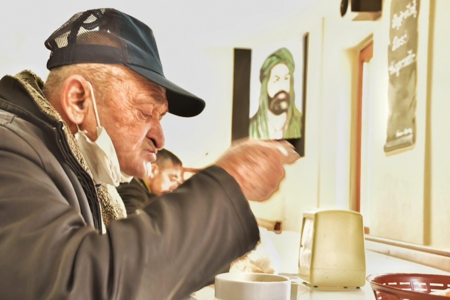 Yalova Hacı Bektaş Veli Anadolu Kültür Vakfı /Cemevi, yurttaşlara çorba dağıtıyor